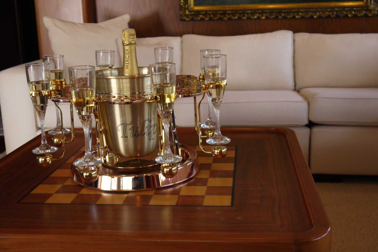 écrin à champagne de luxe or dentelle sur yacht