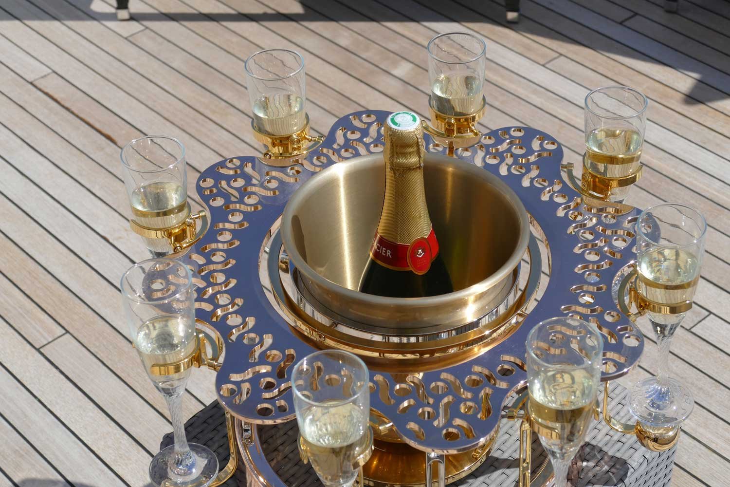 écrin à champagne de luxe or dentelle sur yacht