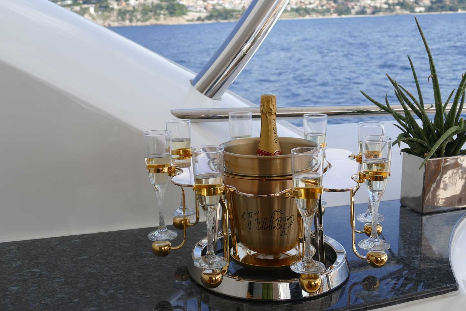 écrin à champagne de luxe or rose sur un yacht