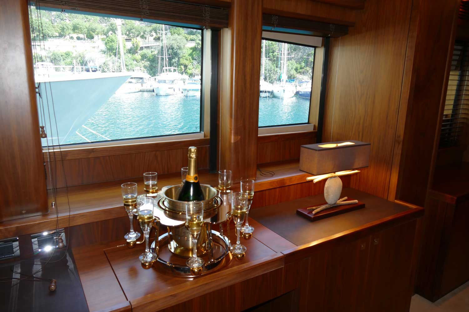 écrin à champagne de luxe or rose sur un yacht